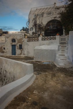 Gün batımında, Oia, Santorini, Greec bir tepenin yamacında beyaz şehir