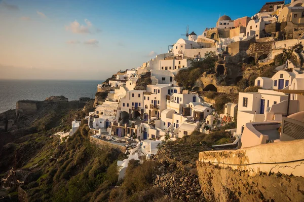 Città bianca sul pendio di una collina al tramonto, Oia, Santorini, Grecia — Foto Stock