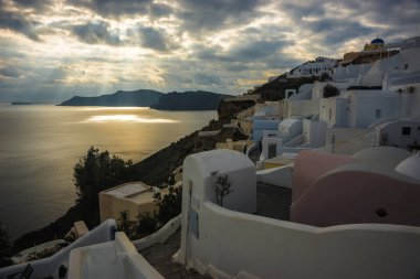 Oia, Santorini, Yunanistan bir tepenin yamacında beyaz şehir