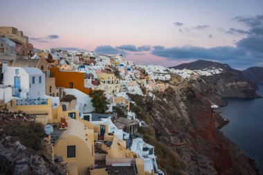 Gün batımında, Oia, Santorini tepenin yamacında beyaz şehir