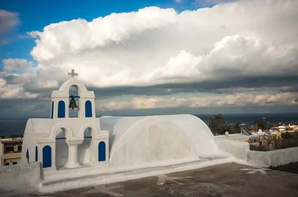 Bílý a modrý kostel v Oia Santorini, Řecko — Stock fotografie