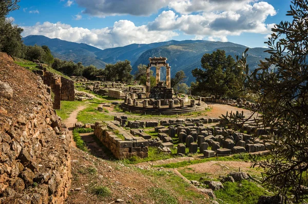 Ruinerna av en forntida grekiska tempel Apollo på Delphi, Grekland — Stockfoto