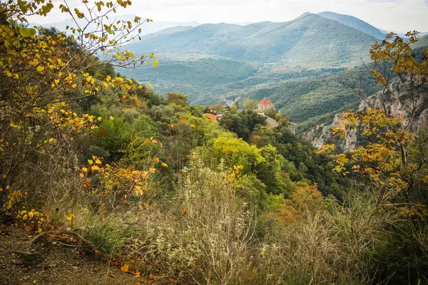 Paysage d'automne avec arbres multicolores et petite église. gorge — Photo