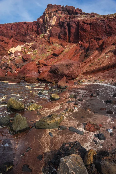 Praia vermelha incomum e única em Santorini, Grécia — Fotografia de Stock