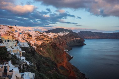 Gün batımında, Oia, Santorini, Greec bir tepenin yamacında beyaz şehir