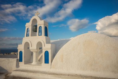 Beyaz ve mavi kilisede Oia, Santorini, Yunanistan
