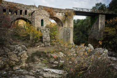 Yeni köprü ve Karytaina, Pelo küçük bir şapel ile eski köprü
