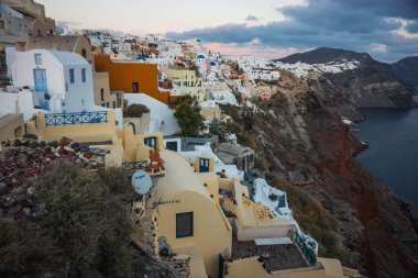 Gün batımında, Oia, Santorini tepenin yamacında beyaz şehir