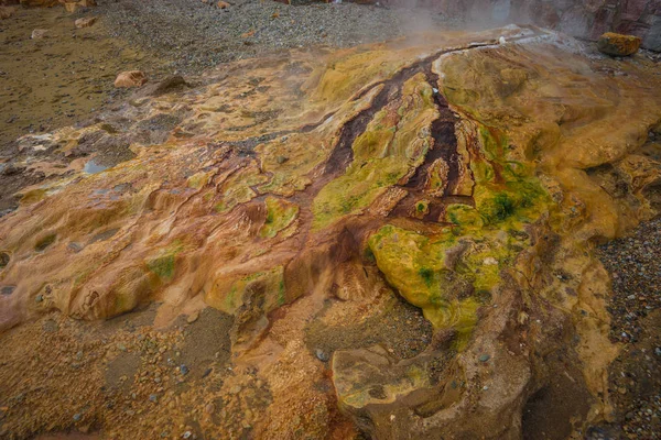 Мальовничі водоспади теплової на пляжі в Loutro Edipsou, Евбея, гр — стокове фото