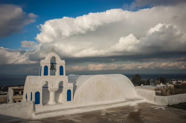 Λευκό και μπλε εκκλησία στην Οία, Σαντορίνη, Ελλάδα — Φωτογραφία Αρχείου