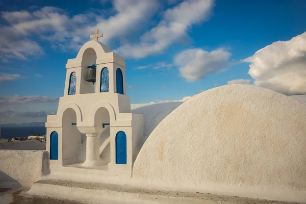 Igreja branca e azul em Oia, Santorini, Grécia — Fotografia de Stock