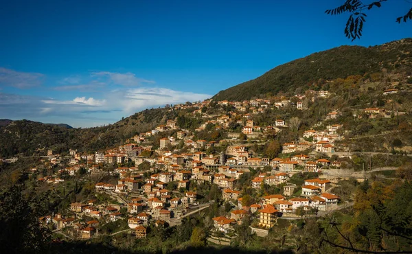 Paysage pittoresque d'automne de montagne avec le village Langadia, Pelopon — Photo