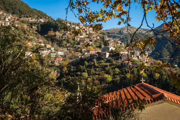 Paisaje escénico de otoño de montaña con pueblo Langadia, Pelopon — Foto de Stock