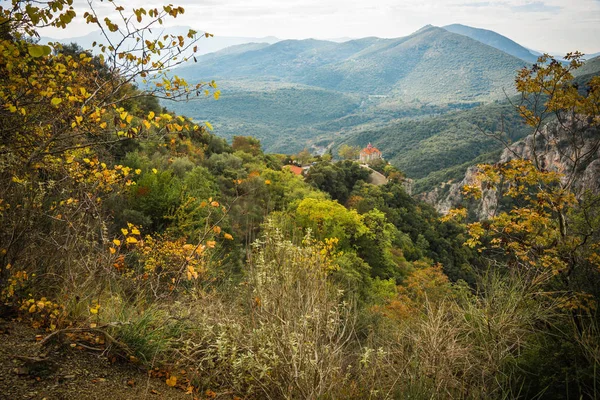 Paysage d'automne avec arbres multicolores et petite église. gorge — Photo