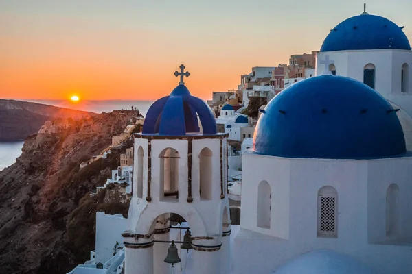蓝色圆顶的白色的教堂，圣托里尼岛，希腊伊亚 — 图库照片