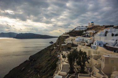 Oia, Santorini, Yunanistan bir tepenin yamacında beyaz şehir