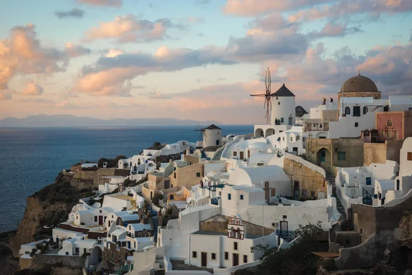 Città bianca sul pendio di una collina al tramonto, Oia, Santorini, Grecia — Foto Stock