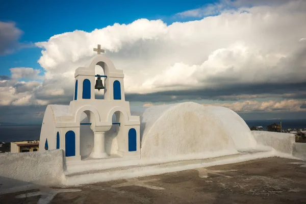 Igreja branca e azul em Oia, Santorini, Grécia — Fotografia de Stock