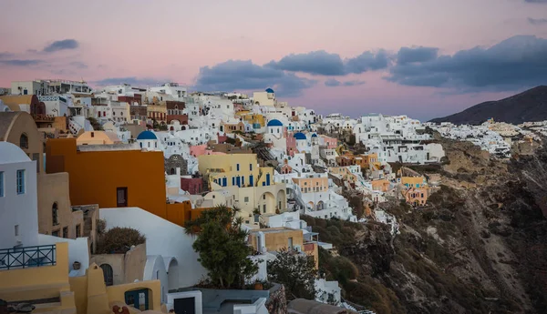 White city on  slope of  hill at sunset, Oia, Santorini — Stock Photo, Image