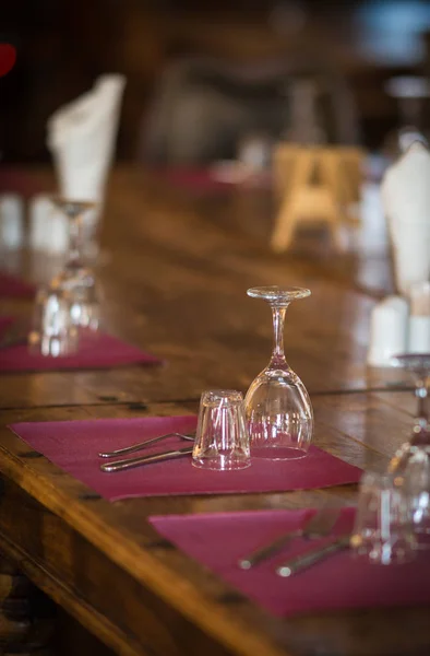 Copos de vinho em uma mesa de madeira em uma luz festiva — Fotografia de Stock