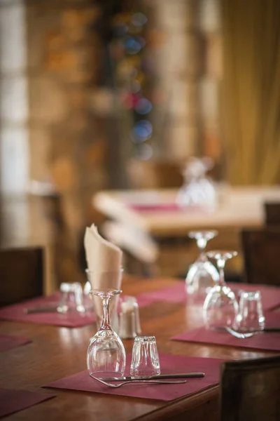 Las copas de vino sobre la mesa de madera en la luz de fiesta — Foto de Stock
