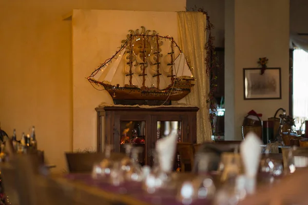 Las copas de vino sobre la mesa de madera en la luz de fiesta —  Fotos de Stock