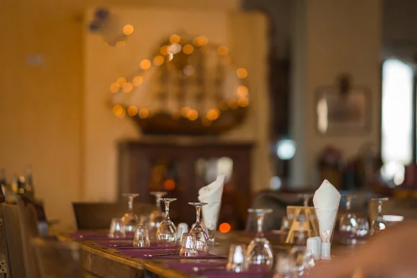 Las copas de vino sobre la mesa de madera en la luz de fiesta —  Fotos de Stock