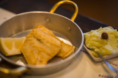 Kızarmış morina metal tava ve tabak patates püresi