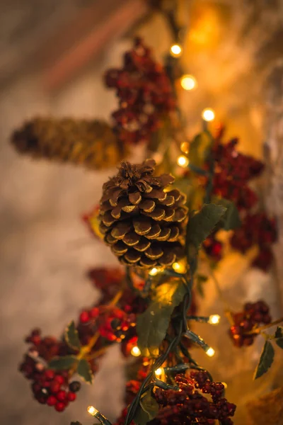 Рождественские украшения с огнями и боке — стоковое фото