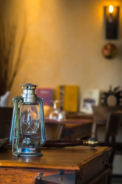 Lámpara de queroseno, escudo y espada sobre mesa de madera vieja —  Fotos de Stock