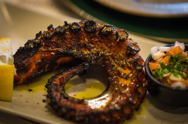 Pulpo a la parrilla y ensalada de verduras frescas — Foto de Stock