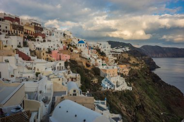 Gün batımında, Oia, Santorini, Greec bir tepenin yamacında beyaz şehir