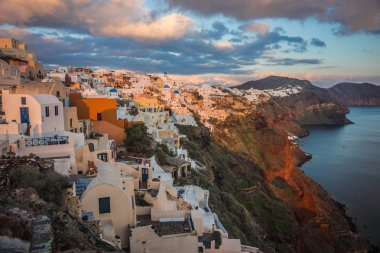 Gün batımında, Oia, Santorini, Greec bir tepenin yamacında beyaz şehir