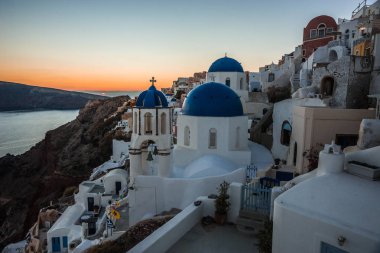 Oia, Santorini, Yunanistan beyaz kilisede mavi kubbe