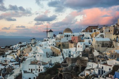 Gün batımında, Oia, Santorini, Greec bir tepenin yamacında beyaz şehir