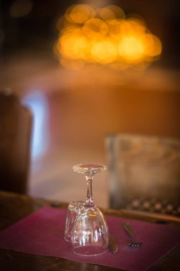 Bir festival ışık ahşap bir masa üzerinde şarap bardakları