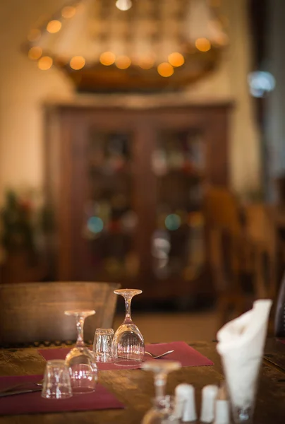 Las copas de vino sobre la mesa de madera en la luz de fiesta —  Fotos de Stock