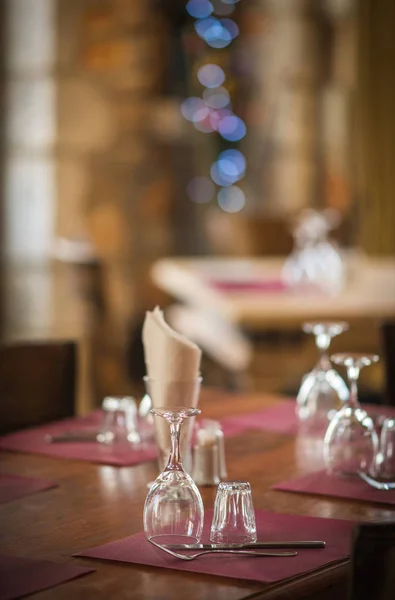Las copas de vino sobre la mesa de madera en la luz de fiesta — Foto de Stock