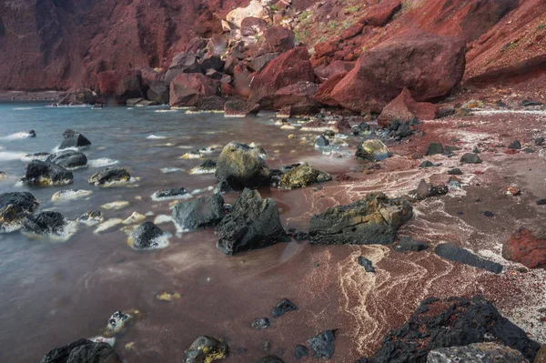 Ovanliga och unika röda strand på Santorini, Grekland — Stockfoto