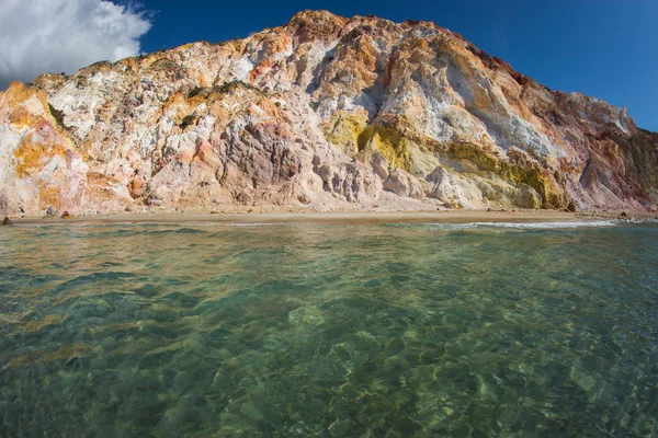 Naturliga färger av Firiplaka beach, Milos, Grekland — Stockfoto