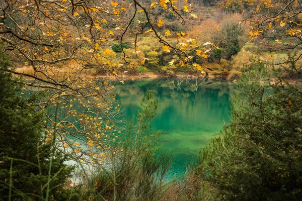 Осінній пейзаж з зеленими водами озера Tsivlos, Пелопоннес, — стокове фото