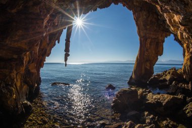 Kaya oluşumları sahilde Loutra Edipsou, EVIA, Yunanistan