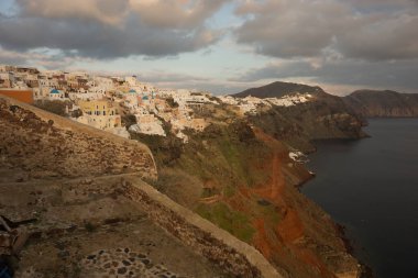 Gün batımında, Oia, Santorini, Greec bir tepenin yamacında beyaz şehir