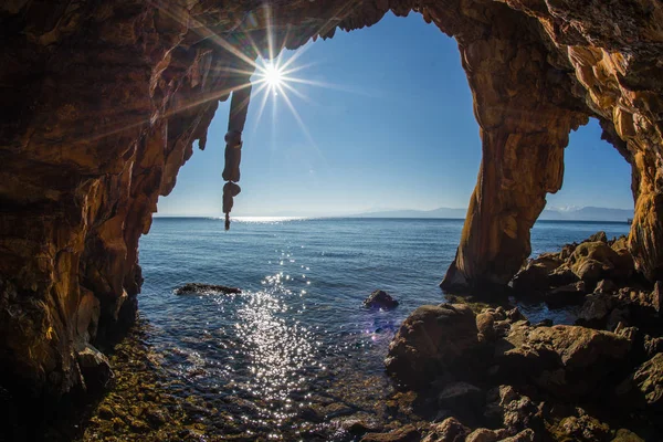 Kaya oluşumları sahilde Loutra Edipsou, EVIA, Yunanistan