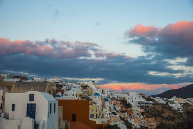 Gün batımında, Oia, Santorini, Greec bir tepenin yamacında beyaz şehir