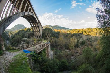 Yeni köprü ve Karytaina, Pelo küçük bir şapel ile eski köprü