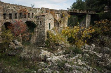 Yeni köprü ve Karytaina, Pelo küçük bir şapel ile eski köprü