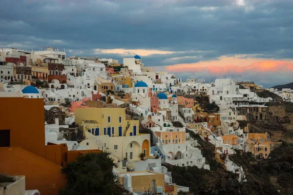 White city on a slope of a hill at sunset, Oia, Santorini, Greec — Stock Photo, Image