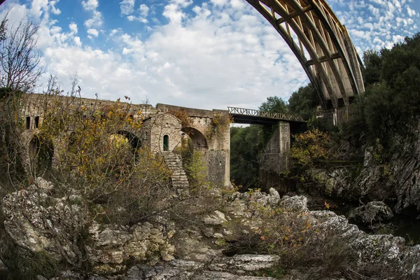 Neue Brücke und alte Brücke mit einer kleinen Kapelle in Karytaina, pelo — Stockfoto
