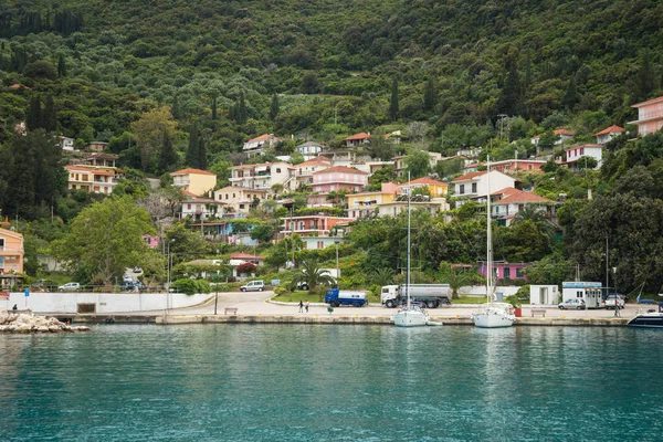 Kentsel peyzaj ve günbatımı Fiscardo, Kefalonia, gr denizde